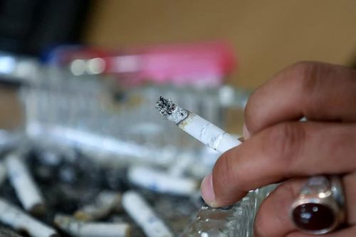 Hút thuốc lá làm tăng nguy cơ mắc bệnh thoát vị đĩa đệm