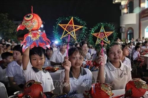 Ấm áp 'Đêm hội trăng rằm' dành cho trẻ em có hoàn cảnh đặc biệt