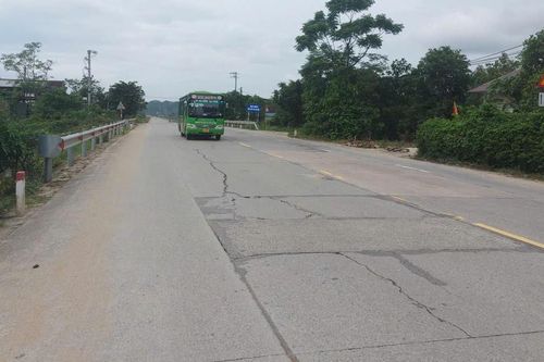 Cận cảnh vết nứt kéo dài, mặt đường bong tróc trên Quốc lộ 1 qua tỉnh Hà Tĩnh