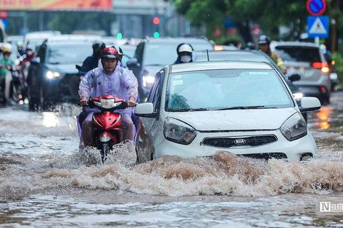Hà Nội mưa lớn xuyên đêm, đường phố ngập sâu