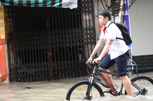 Nhiều trường ở Hà Nội cho học trực tuyến vì mưa ngập