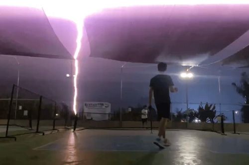 Sét đánh cạnh sân pickleball, người chơi hoảng sợ