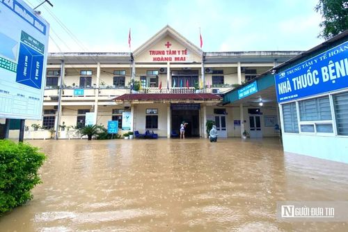 Nước lũ bủa vây trung tâm y tế, công an dùng thuyền đưa đón bệnh nhân