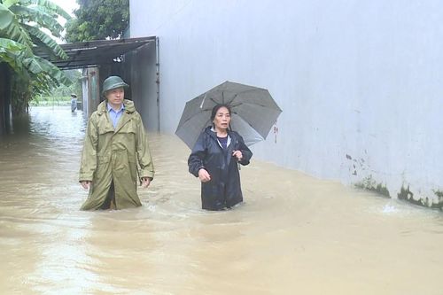 Nhiều khu đô thị Thanh Hóa ngập sâu, dân bì bõm lội nước