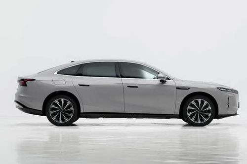 Xe sedan công suất 651 mã lực, di chuyển 240 km không cần đổ xăng, giá hơn 740 triệu đồng