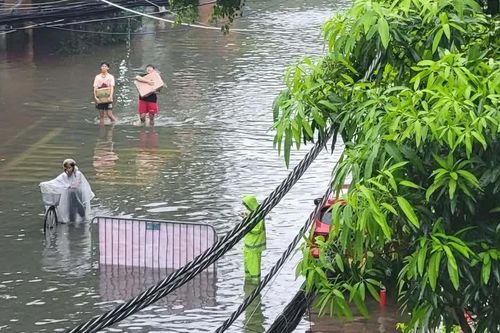 Mưa lớn tiếp diễn ở Hà Nội và nhiều tỉnh thành, người dân cần đề phòng gì?