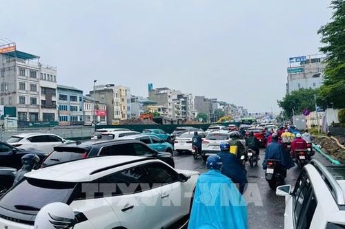 Cảnh sát giao thông Hà Nội phân luồng tại các điểm ngập do mưa lớn