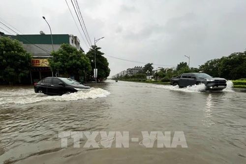 Ngành đường sắt chuyển tải hành khách qua vùng ngập ở Thanh Hóa