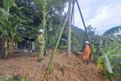 Mưa lũ gây gián đoạn cấp điện cho hơn 21.600 khách hàng tại Thanh Hóa, Ninh Bình