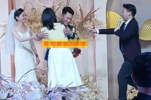 Phù dâu ôm chú rể giữa đám cưới, nhìn phản ứng của cô dâu ai cũng bất ngờ