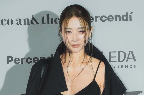Hwangbo ở tuổi 46 đẹp quyến rũ, thần thái như người mẫu thập niên 90