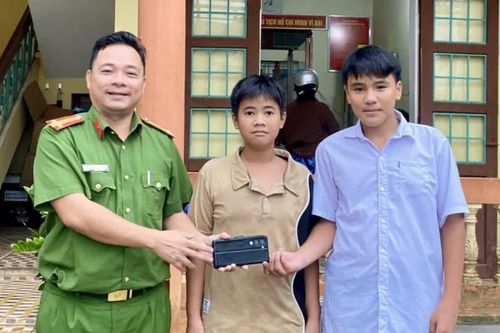 Hai học sinh lớp 8 ở Quảng Trị và hành động đáng khen ngợi khi nhặt được món đồ có giá trị