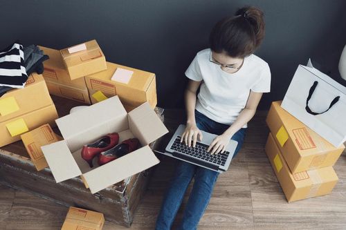 Gánh nặng lớn cho môi trường từ 'cơn lốc' mua hàng online