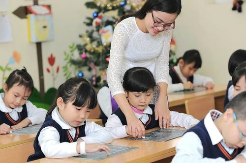 Đề xuất giảm tuổi nghỉ hưu của nữ giáo viên xuống 55: Bộ Nội vụ và Bộ GD&ĐT nói gì?