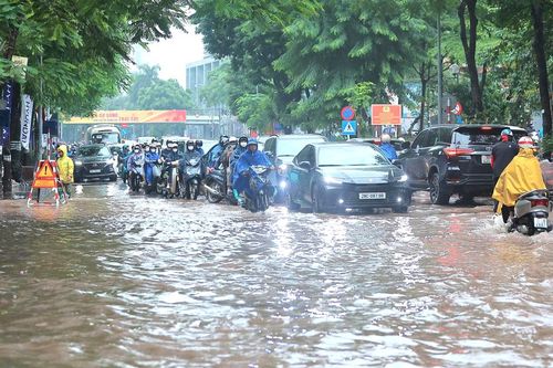 Mưa lớn ngập sâu, hàng loạt trường cho học sinh nghỉ, chuyển học online