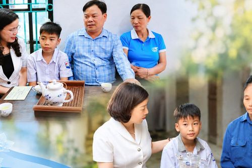 Mẹ đỡ đầu là Chủ tịch Hội trao điểm tựa cho trẻ em có hoàn cảnh khó khăn