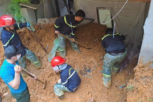 Sạt lở đất vùi lấp nhà dân, 3 người tử vong