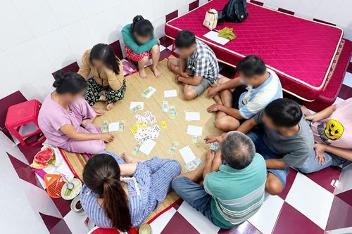 Cần Thơ: Bắt quả tang 5 'quý bà' đang say sưa sát phạt trên chiếu bạc