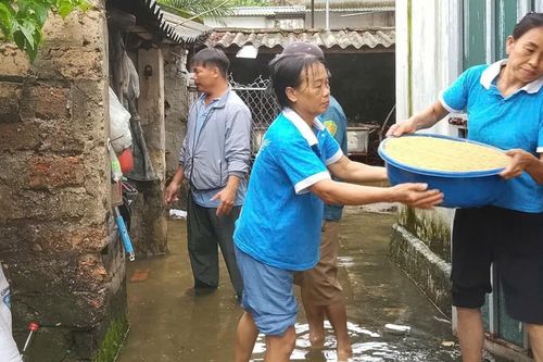 Hội LHPN các tỉnh miền Trung khẩn trương hỗ trợ người dân trong mưa lũ