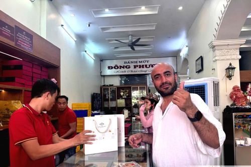 Du khách nước ngoài 'ngỡ ngàng' với sức hút của bánh trung thu Đông Phương