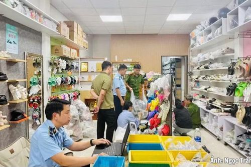 Gia Lai: Khởi tố người phụ nữ bán 748 đôi dép CROCS giả