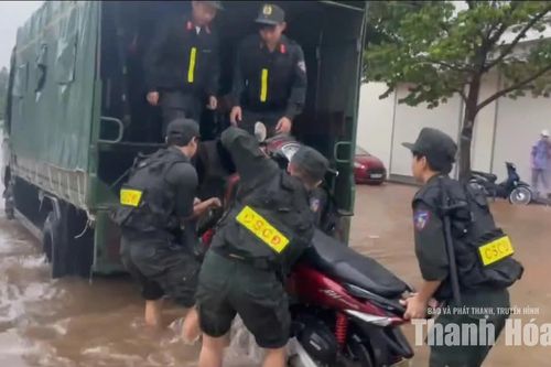 Cảnh sát cơ động Thanh Hóa hỗ trợ người dân trong mưa ngập