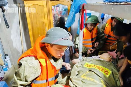 Vượt vùng ngập, kịp thời đưa người bị liệt bẩm sinh đi cấp cứu