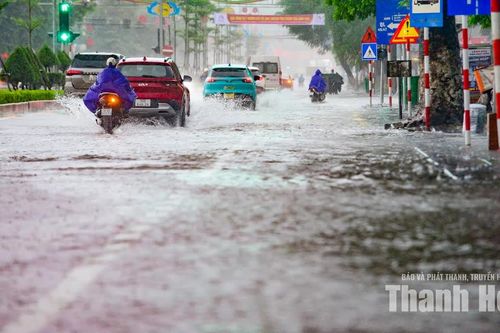 Mưa lớn gây ngập cục bộ nhiều tuyến phố ở phường Hạc Thành