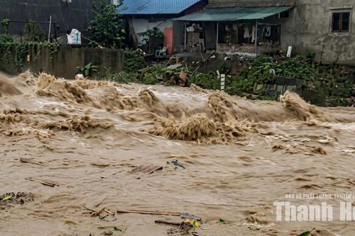 Cận cảnh dòng nước lũ kinh hoàng tại xã Yên Nhân
