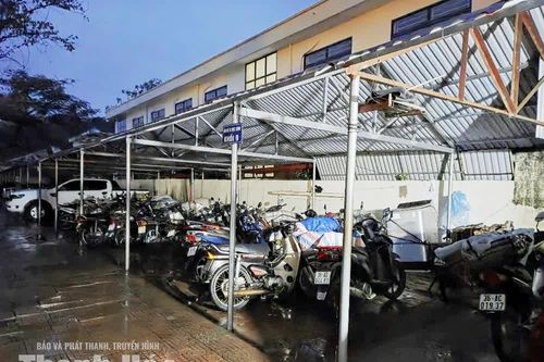 Phân hiệu THCS Đông Cương cho học sinh nghỉ học; sẵn sàng đón người dân khu vực ngoại đê đến tránh trú, gửi đồ