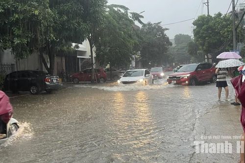 Nước sông Hạc dâng cao khiến nhiều tuyến phố ngập sâu