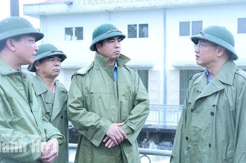 Phó Chủ tịch Thường trực UBND tỉnh Mai Xuân Liêm kiểm tra, chỉ đạo tình hình ứng phó với mưa lũ
