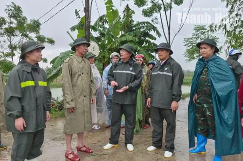 Phó Bí thư Tỉnh ủy Trịnh Tuấn Sinh kiểm tra công tác ứng phó mưa lũ ven sông Cầu Chày