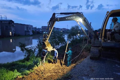 Xã Thiệu Hóa huy động hơn 100 người “cứu” đê sông Cầu Chày trong đêm