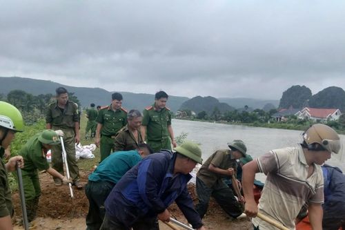 Nước lũ dâng nhanh, Thanh Hóa khẩn cấp gia cố các tuyến đê xung yếu