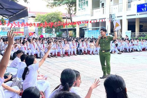 Bảo đảm an toàn giao thông cho học sinh