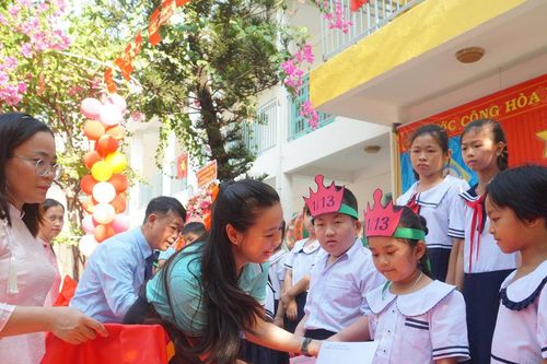 Ấm lòng những tấm thẻ BHYT nâng bước học sinh nghèo Đà Nẵng đến trường