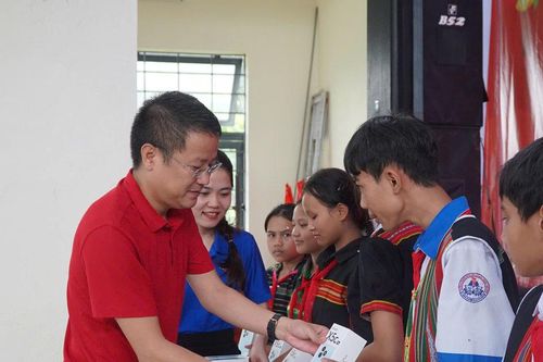 Hơn 400 triệu đồng hỗ trợ thiếu nhi xã Đắc Pring vui Tết Trung thu
