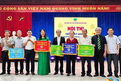 Hội thi Tiếng hát dân ca người cao tuổi phường Điện Bàn Đông: Chi hội người cao tuổi Tổ dân phố Cẩm Sa đoạt giải Nhất