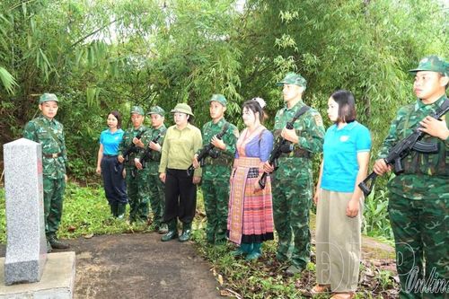 Những bông hoa góp sức bảo vệ biên cương