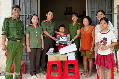 Đồng hành cùng con nuôi đến trường