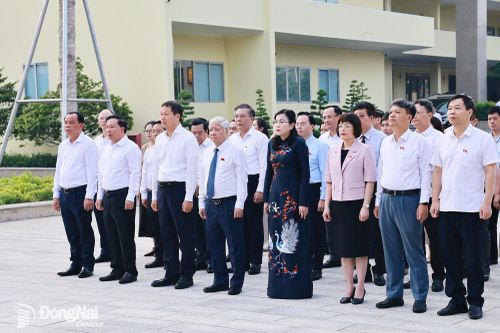 Phó Chủ tịch Quốc hội Đỗ Văn Chiến dâng hương tại Nhà thờ Bác Hồ trong khuôn viên Thành ủy Đồng Nai