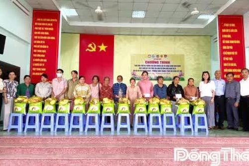Xã Vĩnh Hựu: Tặng 100 phần quà cho hộ nghèo, hộ cận nghèo, hộ có hoàn cảnh khó khăn, học sinh mồ côi