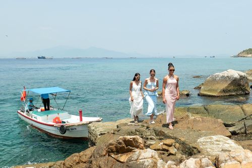 Hoa hậu Thế giới Joheiry Mola Dominguez cùng hai Á hậu trải nghiệm đảo yến Hòn Nội