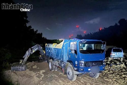 Bắt quả tang 3 đối tượng khai thác, vận chuyển khoáng sản trái phép trong đêm