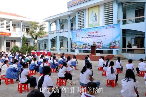 Công an phường Tân Phong tuyên truyền pháp luật cho học sinh