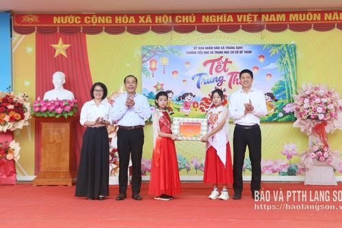 Đồng chí Phó Bí thư Tỉnh ủy tặng quà, dự Tết Trung thu với thiếu nhi Trường Tiểu học và THCS Đề Thám