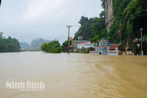 Tổ chức phân luồng giao thông khi tuyến đường ĐT.479 tại Km8+500 bị ngập do mưa lớn