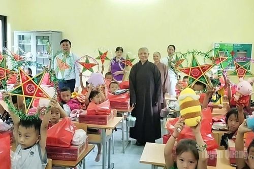 Trao 220 phần quà Trung thu cho học sinh có hoàn cảnh khó khăn tại xã Khâu Vai