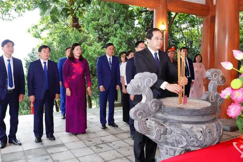 Đoàn đại biểu tỉnh Thái Nguyên dâng hương tưởng niệm Chủ tịch Hồ Chí Minh